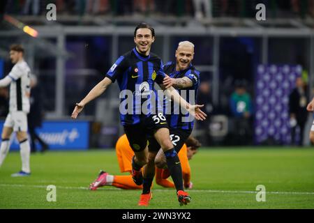 Mailand, Italien. Februar 2024. Matteo Darmian (L) und Federico Di Marco von Inter Mailand (R) feiern ein Tor während des Spiels zwischen Inter Mailand und Atalanta Bergamasca Calcio im Rahmen der italienischen Serie A, des Fußballspiels im San Siro Stadion. Endergebnis; Inter Mailand 4 - 0 Atalanta BC Credit: SOPA Images Limited/Alamy Live News Stockfoto