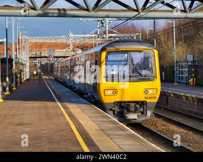 St Helens, Großbritannien - 4. Januar 2024: Ein elektrischer Pendlerzug am Bahnhof St Helens auf der Liverpool-Wigan-Linie von Liverpool Lime Street nach Wigan Stockfoto