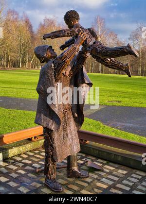 St Helens, Großbritannien - 4. Januar 2024: The Worker's Memorial Statue in St Helens, England, Vereinigtes Königreich. Eine Gedenkstätte für Arbeiter, die bei der Arbeit ihr Leben verloren haben Stockfoto