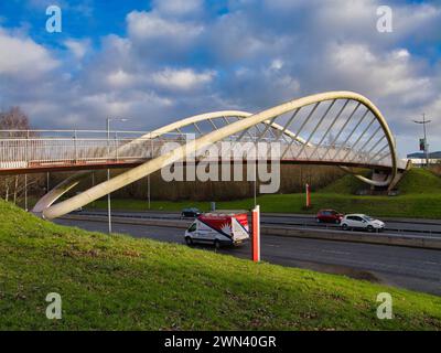 St Helens, Großbritannien - 4. Januar 2024: Die Steve Prescott Bridge über die A58 in St Helens, Merseyside, Großbritannien. Eine Gedenkstätte für den Rugby-Ligaspieler Stockfoto