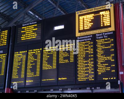 Liverpool, Großbritannien - 4. Januar 2024: Informationen zur Abfahrt des Zuges auf elektronischen Anzeigetafeln am Bahnhof Lime Street in Liverpool. Aufgenommen am späten Nachmittag. Stockfoto