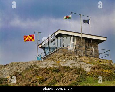 Anglesey, Vereinigtes Königreich - 11. Januar 2024: Station der National Coastwatch Institution (NCI) in Rhoscolyn auf der Insel Anglesey in Wales, Vereinigtes Königreich. Auf einer sonnigen da Stockfoto