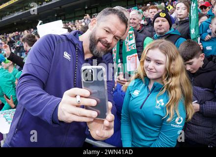 Irland-Cheftrainer Andy Farrell macht ein Selfie mit Fan Kelsey O’Reilly nach einem Training im Aviva Stadium in Dublin. Bilddatum: Donnerstag, 29. Februar 2024. Stockfoto