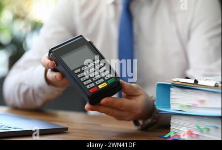 Verkäufer in vorzeigbarer Anzug im Büro Stockfoto