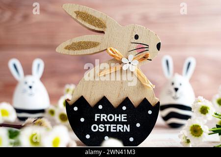 Augsburg, Bayern, Deutschland - 28. Februar 2024: Happy Easter Greeting on a Osterhase with Frühlingsdekoration *** Frohe Oster Gruß auf einer Osterhase neben Frühlingsdekoration Stockfoto