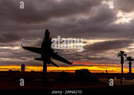 El Centro, CA, USA. Februar 2024. Sonnenschein im Naval Air Field El Centro, CA: Sonnenlicht zeichnet leuchtende Farbtöne über den Himmel, wirft einen faszinierenden Regenbogen über geparkten Flugzeugen und schafft ein atemberaubendes Spektakel (Bild: © Kenneth L Weisenberger Grindston/ASP) NUR REDAKTIONELLE VERWENDUNG! Nicht für kommerzielle ZWECKE! Stockfoto