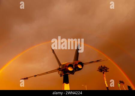 El Centro, CA, USA. Februar 2024. Sonnenschein im Naval Air Field El Centro, CA: Sonnenlicht zeichnet leuchtende Farbtöne über den Himmel, wirft einen faszinierenden Regenbogen über geparkten Flugzeugen und schafft ein atemberaubendes Spektakel (Bild: © Kenneth L Weisenberger Grindston/ASP) NUR REDAKTIONELLE VERWENDUNG! Nicht für kommerzielle ZWECKE! Stockfoto