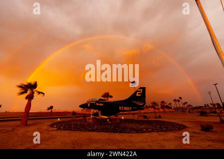 El Centro, CA, USA. Februar 2024. Sonnenschein im Naval Air Field El Centro, CA: Sonnenlicht zeichnet leuchtende Farbtöne über den Himmel, wirft einen faszinierenden Regenbogen über geparkten Flugzeugen und schafft ein atemberaubendes Spektakel (Bild: © Kenneth L Weisenberger Grindston/ASP) NUR REDAKTIONELLE VERWENDUNG! Nicht für kommerzielle ZWECKE! Stockfoto