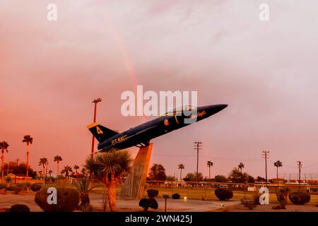 El Centro, CA, USA. Februar 2024. Sonnenschein im Naval Air Field El Centro, CA: Sonnenlicht zeichnet leuchtende Farbtöne über den Himmel, wirft einen faszinierenden Regenbogen über geparkten Flugzeugen und schafft ein atemberaubendes Spektakel (Bild: © Kenneth L Weisenberger Grindston/ASP) NUR REDAKTIONELLE VERWENDUNG! Nicht für kommerzielle ZWECKE! Stockfoto