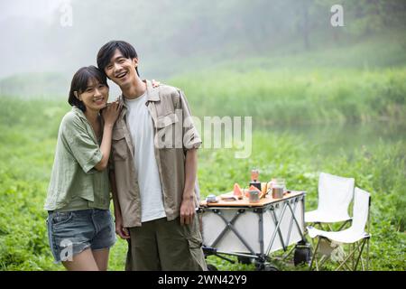Junges Paar Picknick im freien Stockfoto