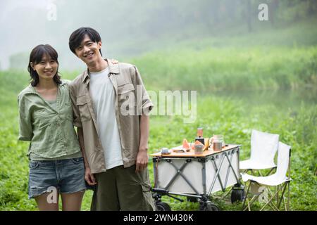 Junges Paar Picknick im freien Stockfoto
