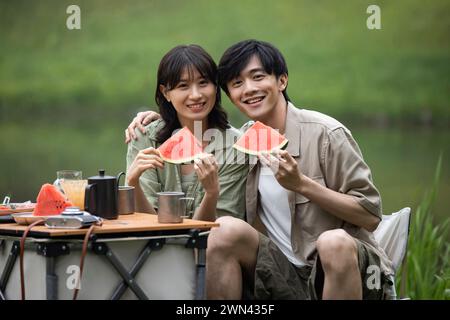 Junges Paar Picknick im freien Stockfoto