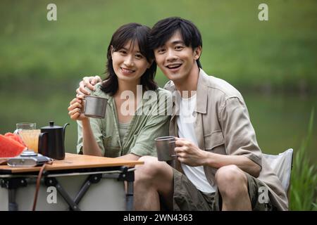 Junges Paar Picknick im freien Stockfoto