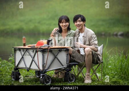 Junges Paar Picknick im freien Stockfoto