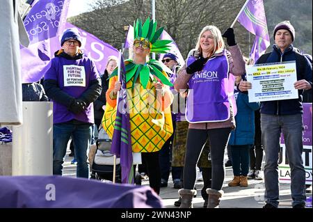 Edinburgh, Schottland, Großbritannien. Februar 2024. Eine Demonstration von Eis FELA und Unison, die gegen die geplanten Kürzungen der Weiterbildungsmittel und für eine faire Gehaltserhöhung protestierten, protestierten im schottischen parlament Holyrood. Quelle: Craig Brown/Alamy Live News Stockfoto