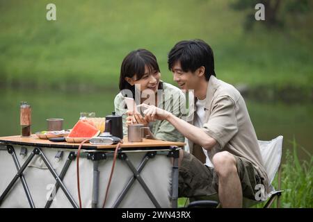 Junges Paar Picknick im freien Stockfoto