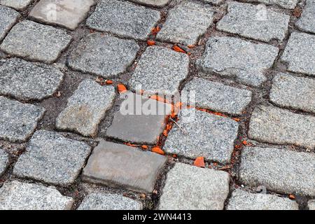 Der Dachziegel liegt auf der Straße. Steinbrocken fallen von Magdeburger St. Johannis-Kirche, wichtige Straße muss gesperrt werden. Ein großer Stein ist während des Sturms am 2. Weihnachtsfeiertag von der Ostseite der Magdeburger Kirche gefallen, er hatte einen Durchmesser von fast einem Meter. Splitter sind auf der gegenüberliegenden Fußwegseite gelandet. Darum war eine Sperrung der Straße unumgänglich. Ein Steinbrocken. Darum muss die Johannisberg Straße in der Stadt gesperrt werden. Der Schaden ist an der Ostseite des Südturmes. Dort hatte sich ein Sandsteinbrock Stockfoto