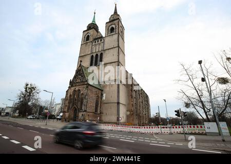 Steinbrocken fallen von Magdeburger St. Johannis-Kirche, wichtige Straße muss gesperrt werden. Ein großer Stein ist während des Sturms am 2. Weihnachtsfeiertag von der Ostseite der Magdeburger Kirche gefallen, er hatte einen Durchmesser von fast einem Meter. Splitter sind auf der gegenüberliegenden Fußwegseite gelandet. Darum war eine Sperrung der Straße unumgänglich. Ein Steinbrocken. Darum muss die Johannisberg Straße in der Stadt gesperrt werden. Der Schaden ist an der Ostseite des Südturmes. Dort hatte sich ein Sandsteinbrocken gelöst. Auf seinem Weg nach unten ist der Stein auch noch a Stockfoto