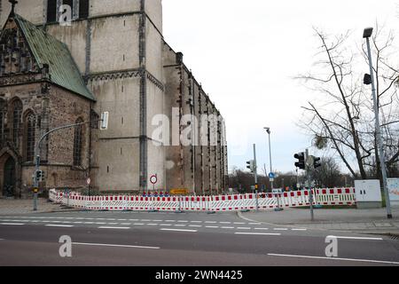 Steinbrocken fallen von Magdeburger St. Johannis-Kirche, wichtige Straße muss gesperrt werden. Ein großer Stein ist während des Sturms am 2. Weihnachtsfeiertag von der Ostseite der Magdeburger Kirche gefallen, er hatte einen Durchmesser von fast einem Meter. Splitter sind auf der gegenüberliegenden Fußwegseite gelandet. Darum war eine Sperrung der Straße unumgänglich. Ein Steinbrocken. Darum muss die Johannisberg Straße in der Stadt gesperrt werden. Der Schaden ist an der Ostseite des Südturmes. Dort hatte sich ein Sandsteinbrocken gelöst. Auf seinem Weg nach unten ist der Stein auch noch a Stockfoto