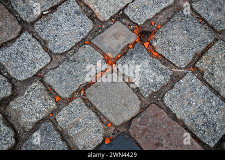 Der Dachziegel liegt auf der Straße. Steinbrocken fallen von Magdeburger St. Johannis-Kirche, wichtige Straße muss gesperrt werden. Ein großer Stein ist während des Sturms am 2. Weihnachtsfeiertag von der Ostseite der Magdeburger Kirche gefallen, er hatte einen Durchmesser von fast einem Meter. Splitter sind auf der gegenüberliegenden Fußwegseite gelandet. Darum war eine Sperrung der Straße unumgänglich. Ein Steinbrocken. Darum muss die Johannisberg Straße in der Stadt gesperrt werden. Der Schaden ist an der Ostseite des Südturmes. Dort hatte sich ein Sandsteinbrock Stockfoto