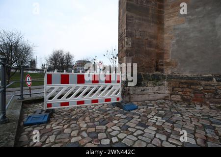 Steinbrocken fallen von Magdeburger St. Johannis-Kirche, wichtige Straße muss gesperrt werden. Ein großer Stein ist während des Sturms am 2. Weihnachtsfeiertag von der Ostseite der Magdeburger Kirche gefallen, er hatte einen Durchmesser von fast einem Meter. Splitter sind auf der gegenüberliegenden Fußwegseite gelandet. Darum war eine Sperrung der Straße unumgänglich. Ein Steinbrocken. Darum muss die Johannisberg Straße in der Stadt gesperrt werden. Der Schaden ist an der Ostseite des Südturmes. Dort hatte sich ein Sandsteinbrocken gelöst. Auf seinem Weg nach unten ist der Stein auch noch a Stockfoto