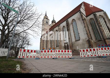 Steinbrocken fallen von Magdeburger St. Johannis-Kirche, wichtige Straße muss gesperrt werden. Ein großer Stein ist während des Sturms am 2. Weihnachtsfeiertag von der Ostseite der Magdeburger Kirche gefallen, er hatte einen Durchmesser von fast einem Meter. Splitter sind auf der gegenüberliegenden Fußwegseite gelandet. Darum war eine Sperrung der Straße unumgänglich. Ein Steinbrocken. Darum muss die Johannisberg Straße in der Stadt gesperrt werden. Der Schaden ist an der Ostseite des Südturmes. Dort hatte sich ein Sandsteinbrocken gelöst. Auf seinem Weg nach unten ist der Stein auch noch a Stockfoto