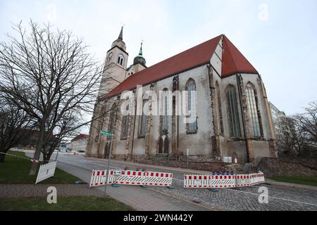 Steinbrocken fallen von Magdeburger St. Johannis-Kirche, wichtige Straße muss gesperrt werden. Ein großer Stein ist während des Sturms am 2. Weihnachtsfeiertag von der Ostseite der Magdeburger Kirche gefallen, er hatte einen Durchmesser von fast einem Meter. Splitter sind auf der gegenüberliegenden Fußwegseite gelandet. Darum war eine Sperrung der Straße unumgänglich. Ein Steinbrocken. Darum muss die Johannisberg Straße in der Stadt gesperrt werden. Der Schaden ist an der Ostseite des Südturmes. Dort hatte sich ein Sandsteinbrocken gelöst. Auf seinem Weg nach unten ist der Stein auch noch a Stockfoto