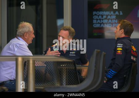 Sakhir, Bahrain. Februar 2024. Christian Horner Team Principal Oracle Red Bull Racing und Helmut Marko während des FP1. AHMAD ALSHEHAB/Alamy Live News Stockfoto