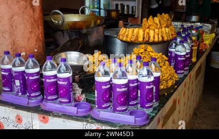 Feb.13T2024, Rishikesh Uttarakhand Indien. Restaurants am Straßenrand in Rishikesh: Indische Snacks und abgepacktes Wasser Stockfoto