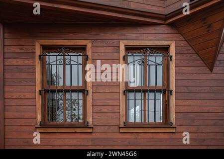 Haus aus laminiertem Furnierholz. Ferienhaus aus laminiertem Holz. Häuser aus Holz. Oben auf einem Holzhaus und Fenstern. Hausgebäude von Stockfoto