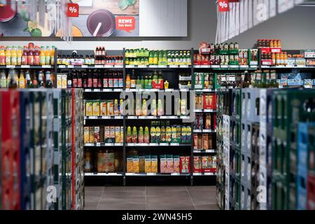 Berlin, Deutschland. Februar 2024. Getränke-Regale in einem REWE Store Credit: dpa/Alamy Live News Stockfoto