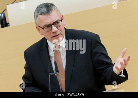 Dr. Florian Herrmann, CSU. 12. Plenarsitzung des Bayerischen Landtags . Staatsminister Dr. Florian Herrmann, Leiter der Bayerischen Staatskanzlei und Staatsminister für Bundesangelegenheiten und Medien , am Rednerpult. München Bayern Deutschland *** Dr. Florian Herrmann, CSU 12 Plenarsitzung des Bayerischen Landtags Staatsminister Dr. Florian Herrmann, Leiter des Bayerischen Staatskanzleramtes und Staatsminister für Bund und Medien , am Rednerpult München Bayern Deutschland Urheberrecht: XRolfxPossx Stockfoto