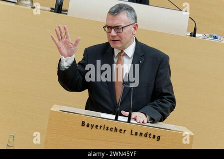 Dr. Florian Herrmann, CSU. 12. Plenarsitzung des Bayerischen Landtags . Staatsminister Dr. Florian Herrmann, Leiter der Bayerischen Staatskanzlei und Staatsminister für Bundesangelegenheiten und Medien , am Rednerpult. München Bayern Deutschland *** Dr. Florian Herrmann, CSU 12 Plenarsitzung des Bayerischen Landtags Staatsminister Dr. Florian Herrmann, Leiter des Bayerischen Staatskanzleramtes und Staatsminister für Bund und Medien , am Rednerpult München Bayern Deutschland Urheberrecht: XRolfxPossx Stockfoto