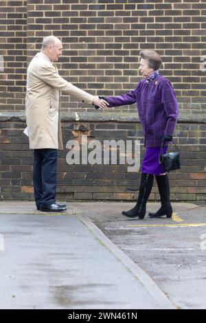 02/24 am Tag, nachdem bei ihrem Bruder König Charles Krebs diagnostiziert wurde, kommt Prinzessin Anne in Eastwood Primary Care C an Stockfoto