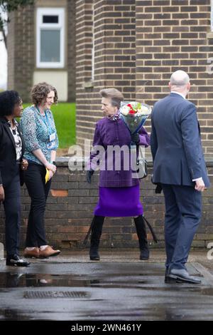 02/24 am Tag, nachdem bei ihrem Bruder König Charles Krebs diagnostiziert wurde, verlässt Prinzessin Anne, Prinzessin Royal Eastwood Primary Care Centr Stockfoto