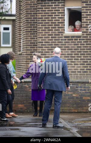 02/24 am Tag, nachdem bei ihrem Bruder König Charles Krebs diagnostiziert wurde, verlässt Prinzessin Anne, Prinzessin Royal Eastwood Primary Care Centr Stockfoto