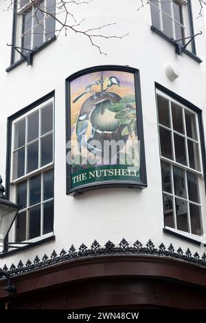 Bury St.Edmunds, berühmt als der kleinste Pub in Großbritannien, der „Nutshell“. Stockfoto