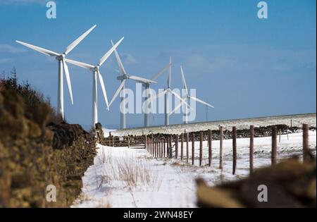 03/15 Schnee liegt auf dem Boden rund um Windräder auf der Spicer Hill Wind Farm bei Penistone im South Yorkshire Peak District. Alle Rechte Stockfoto