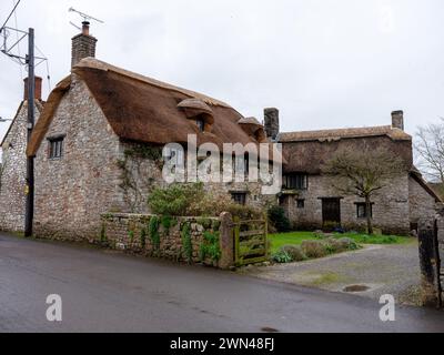 Februar 2024: Traditionelle große Hütten im Dorf Cheddar, Somerset, England, Großbritannien. Stockfoto