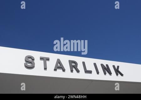 Barcelona, Spanien. Februar 2024. Das Starlink-Satellitennetzwerk-Logo ist im SpaceX-Marketingpavillon auf der Messe Mobile World Congress (MWC) zu sehen. Quelle: Wolf von Dewitz/dpa/Alamy Live News Stockfoto