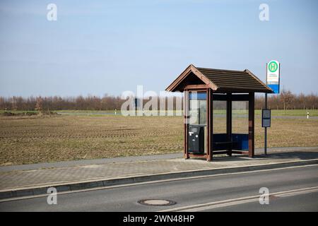 29. Februar 2024, Sachsen, Kleinpösna: Blick auf eine leere Bushaltestelle am Stadtrand von Leipzig. Die gewerkschaft Verdi hatte in mehreren bundesländern Beschäftigte des öffentlichen Verkehrs aufgefordert, im bundesweiten Lohnstreit in regionalen Verhandlungen einen Warnstreik zu führen. Ab Freitag (01.03.) wird auch der Leipziger ÖPNV (LVB) streiken. Foto: Jan Woitas/dpa Stockfoto