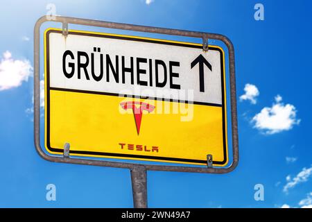 Deutschland - 29. Februar 2024: Stadtzeichen mit Tesla-Logo und der Inschrift Grünheide. FOTOMONTAGE *** Ortsschild mit Tesla Logo und der Aufschrift: Grünheide. FOTOMONTAGE Stockfoto