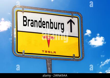 Deutschland - 29. Februar 2024: Stadtzeichen mit Tesla-Logo und Inschrift: Brandenburg. FOTOMONTAGE *** Ortsschild mit Tesla Logo und der Aufschrift: Brandenburg. FOTOMONTAGE Stockfoto