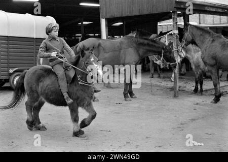 London 1980er Jahre Großbritannien. Southall wöchentlicher Pferdemarkt am Mittwoch. Jamie Gray zeigt ein Pony. Traditionelle Chartermesse. Southall, Ealing, West London, England 1983. HOMER SYKES Stockfoto