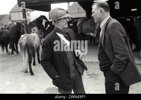 Southall wöchentlicher Pferdemarkt am Mittwoch. (L) Bill Familienname, auch bekannt als Major Soap. (R) Herr Nathan Smith, auch bekannt als Brozzey, schrieb Bossey und Brozie, er war ein Pferdehändler aus Bushey, Hertforshire. Southall, West London, Ealing, England 1983 1980er Jahre, Großbritannien HOMER SYKES Stockfoto