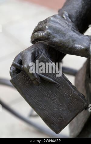 Die Edward Elgar Statue auf dem Gelände der Hereford Cathedral. Stockfoto