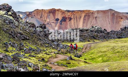 Landmannalaugar, Island - 2. September 2016: Panoramablick über die farbenfrohen Vulkane Brennisteinsalda und Wanderer. Die isländische Landschaft ist farbenfroh Stockfoto