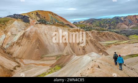 Landmannalaugar, Island - 2. September 2016: Panoramablick über die farbenfrohen Vulkane Brennisteinsalda und Wanderer. Die isländische Landschaft ist farbenfroh Stockfoto