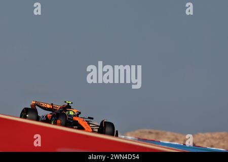 Lando Norris (GBR) McLaren MCL38. Formel-1-Weltmeisterschaft, Rd 1, großer Preis von Bahrain, Donnerstag, 29. Februar 2024. Sakhir, Bahrain. 29.02.2024. Formel-1-Weltmeisterschaft, Rd 1, Grand Prix Von Bahrain, Sakhir, Bahrain, am Übungstag sollte der Fotonachweis lauten: XPB/Alamy Live News. Stockfoto