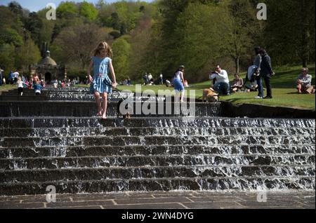 05/15 Isabella Coleman (9) und ihr Kavalier King Charles, Emily, kühlen sich in der Kaskade ab, während die Menschen strömen, um das Wetter am Montag der Bank zu genießen Stockfoto